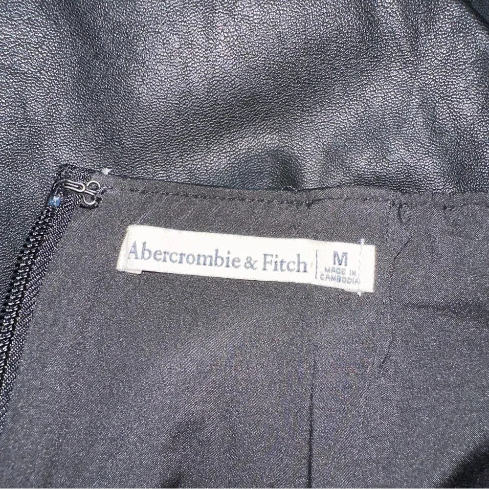 Abercrombie & Fitch Black Faux Leather Mini Skirt Gathered Side Ruching ‎ Size M